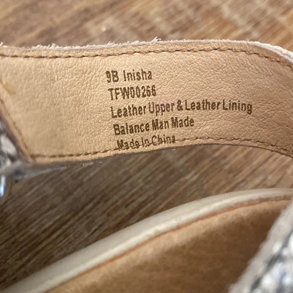 Tommy Bahama Inisha Reflexology Leather Snakeskin Black cream sandals size 9